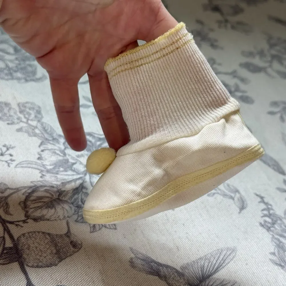 Vtg Crib Baby Shoes Booties Infant Newborn Pom-Pom Yellow Boys Girls Stretch